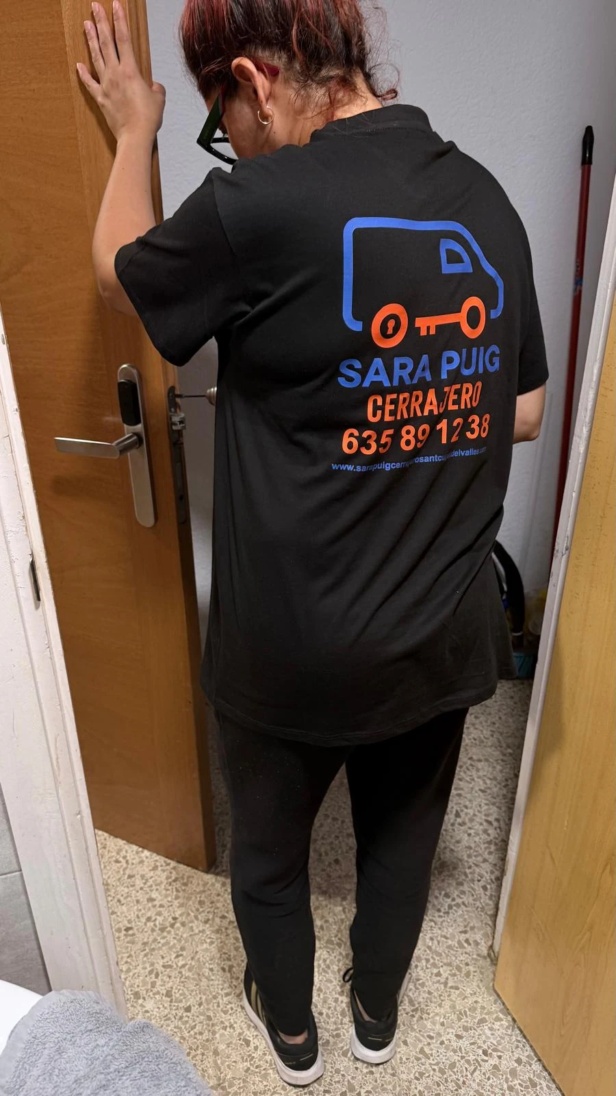 Sara Puig Cerrajero realizando apertura de puerta en Sant Cugat del Valles