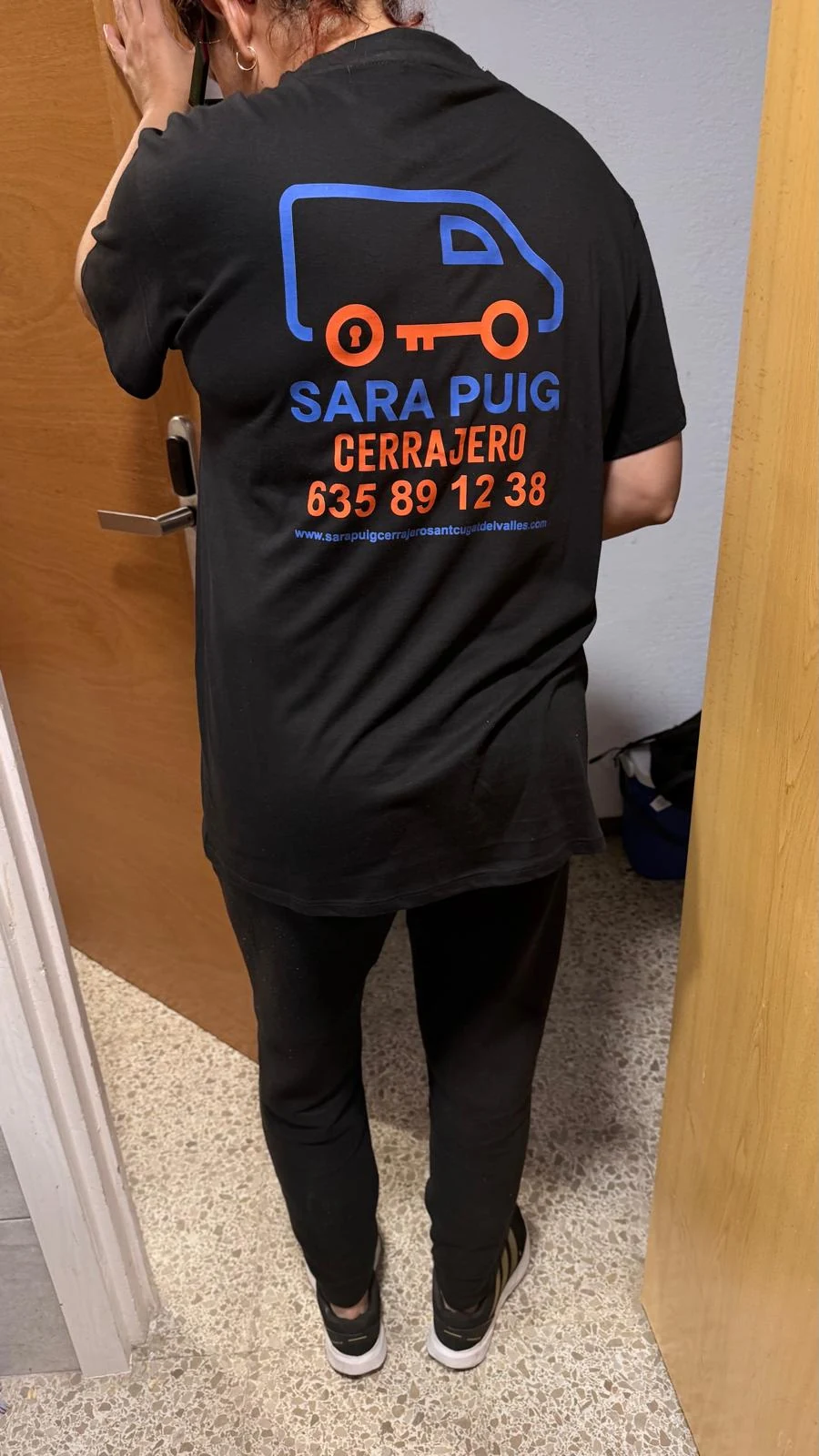 Cerrajero a domicilio trabajando en Sant Cugat del Valles